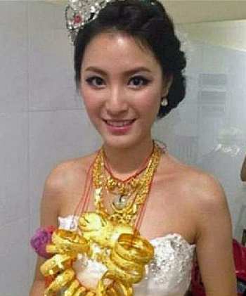Cô dâu đeo hơn 5kg vàng trong lễ cưới tại Trung quốc 
