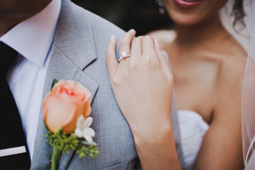 Không trang sức nào khiến đôi tay đẹp hơn là nhẫn cưới