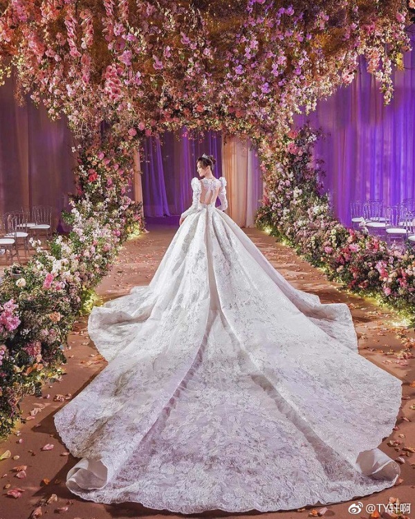 Váy cưới Đường Yên có đuôi dài 4 mét