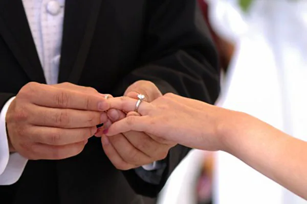 Đeo nhẫn đính hôn và nhẫn cưới Đeo nhẫn đính hôn và nhẫn cưới