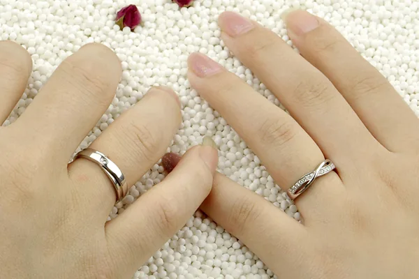 5 bí quyết bảo quản nhẫn cưới luôn đẹp