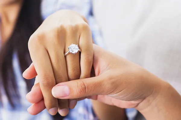 Để nhẫn cưới rạng ngời trên đôi bàn tay