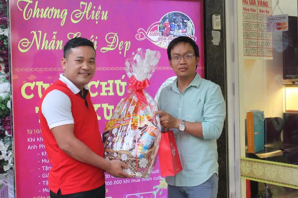 Khách hàng đầu tiên được trao tặng Giỏ quà tết tại APJ