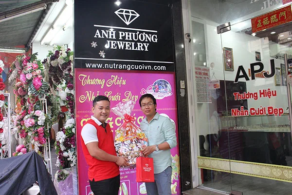 Khách hàng đầu tiên được trao tặng Giỏ quà tết tại APJ